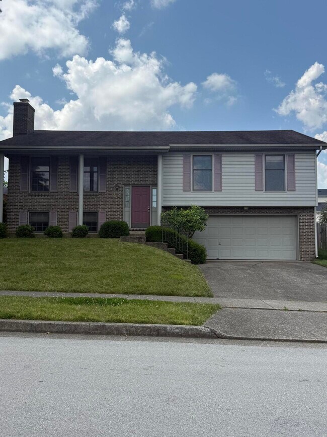 Primary Photo - 464 Stone Creek Dr