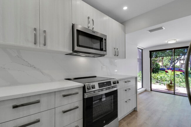 Building Photo - 6680 Thornhill Ct