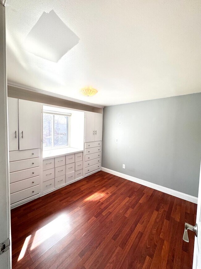 Building Photo - Spacious 5-Bedroom Home in Prime Royal Oak Location – $2,900/month