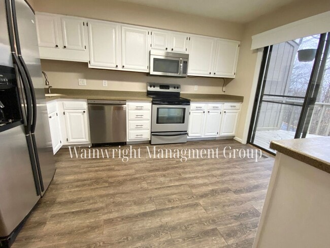 Building Photo - Stonehenge Townhouse SW ROCO