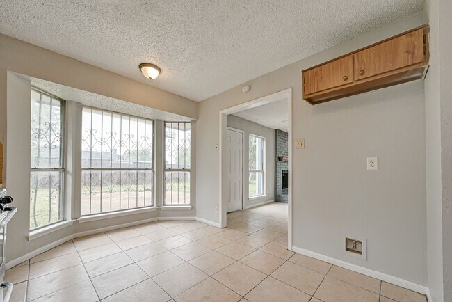 Building Photo - 4-bedroom, 2.5-bathroom Convenient Southeast Houston Home Near Medical Center & Major City Access