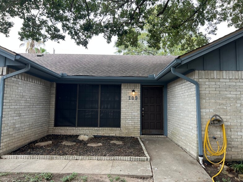 Primary Photo - 109 Laguna Dr
