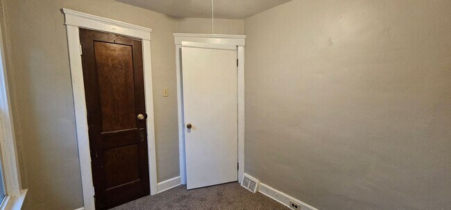 Building Photo - 3 Bed - 1.5 Bath - Single Family Home