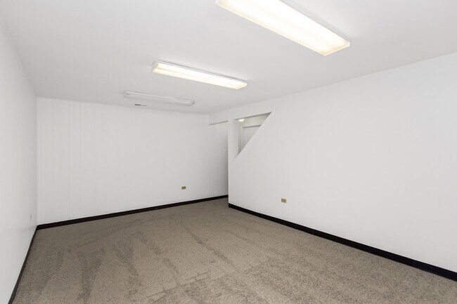 Building Photo - 2122 Rugen Rd