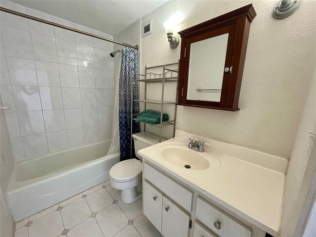 Building Photo - 400 Kings Point Dr