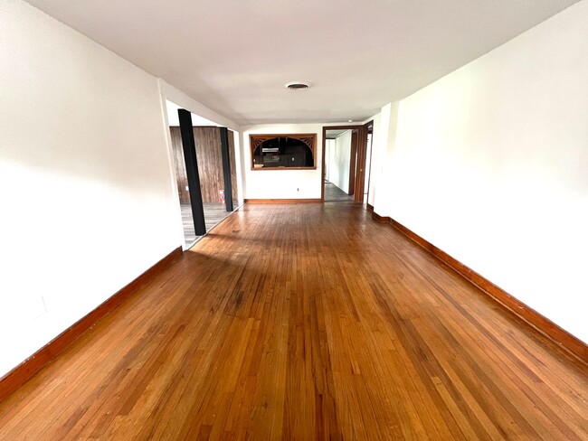 Building Photo - 4 Bedroom 2 Bathroom Home Located in Empor...