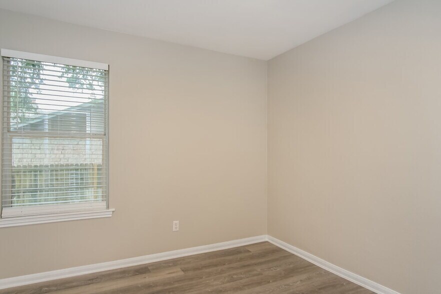 Building Photo - 200 Woodstone Dr