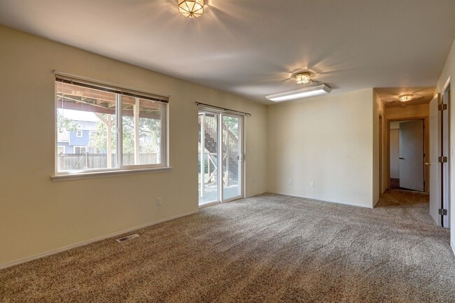 Building Photo - Immaculate, Sunny and Bright 4 Bedroom/2.5...