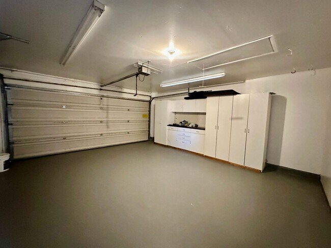 Building Photo - Pet-Friendly 4 Bedroom Home with Fenced Yard & Air Conditioning