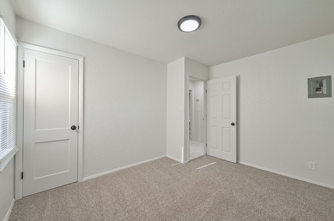 Building Photo - 4013 Mallard Dr