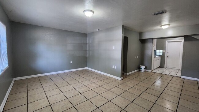 Building Photo - Beautiful & Cozy 3/1 in Downtown St.Pete!! $300 OFF FIRST MONTHS RENT MOVE-IN SPECIAL!!