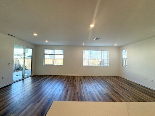 Building Photo - Beautiful 4 Bedroom 3 Full bath House with Solar in Gated Antioch Community