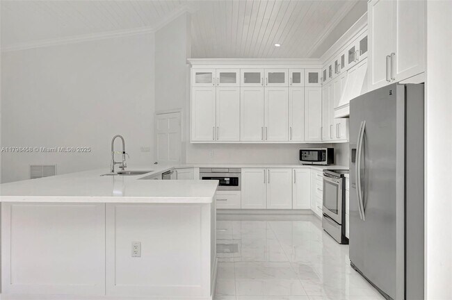 Building Photo - 6841 SW 71st Ave