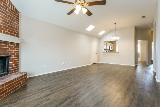 Building Photo - 900 Springfield Dr