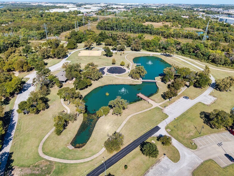 Building Photo - 2725 Hyde Park Dr