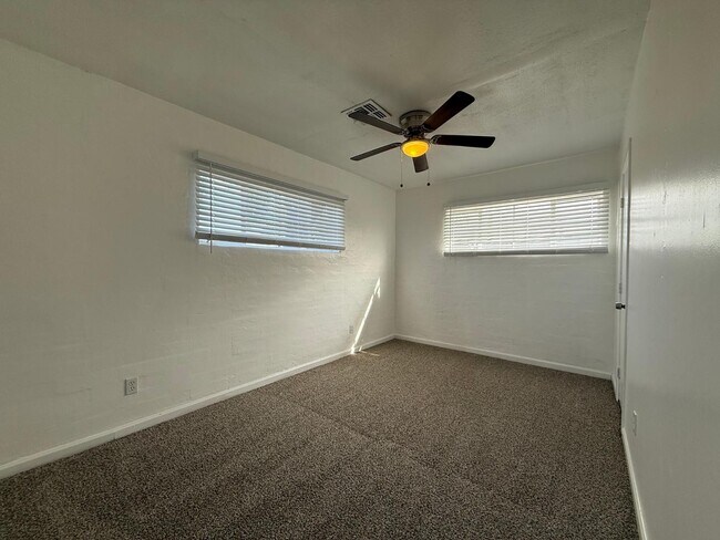 Building Photo - 3422 E Taylor St