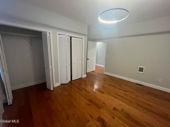 Building Photo - 37 Maiden Ln