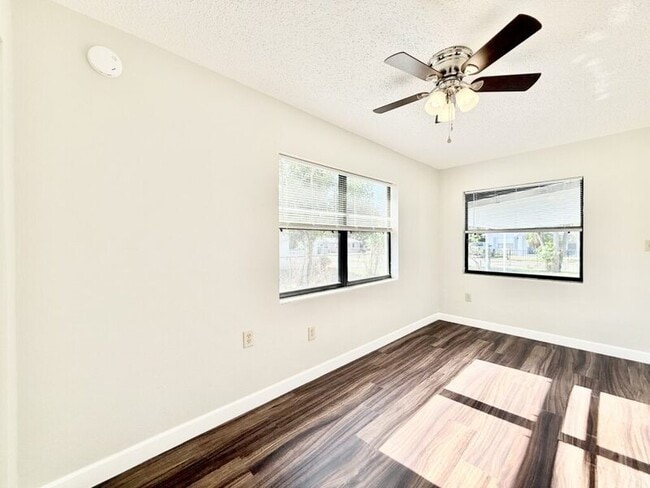 Building Photo - 1221 Jewel Ave