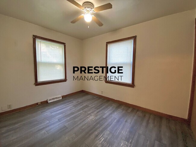 Building Photo - 2 Bed 1 Bath Home
