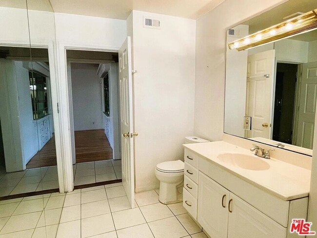 Building Photo - 755 N Kenmore Ave