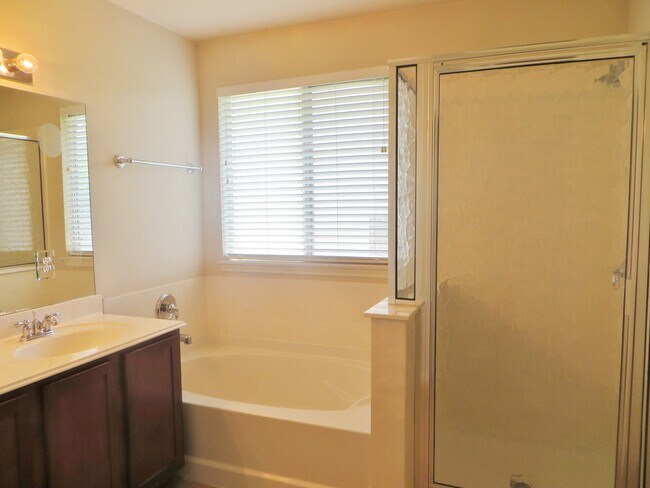 Building Photo - 3 Bedroom 2 Bathroom Villages of Berry Cre...