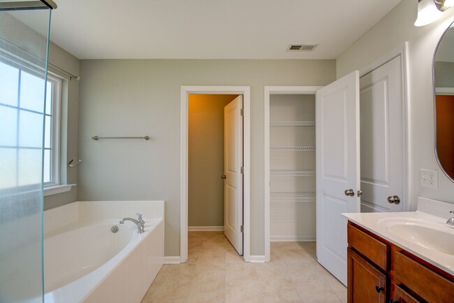 Building Photo - Gorgeous 5 Bedroom Home in Neighborhoods of Holly Ridge