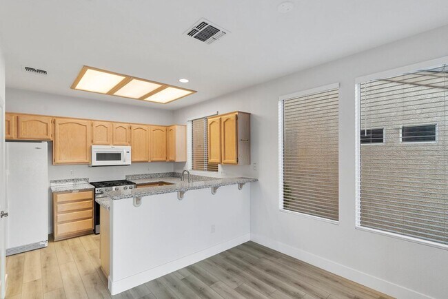 Building Photo - Beautiful Single-Story Home on the Golf Course in Sun City MacDonald Ranch (55+ Community)