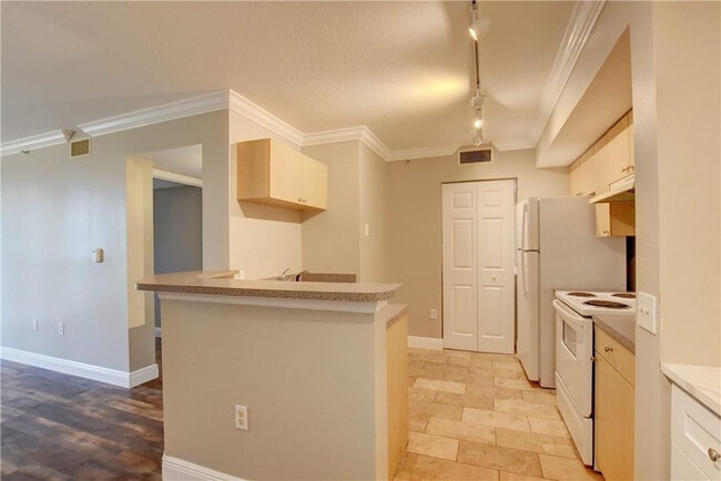 Building Photo - 1312 Villa Cir