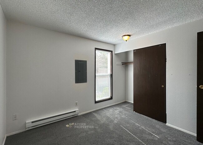 Building Photo - 902 NE Lindsay St
