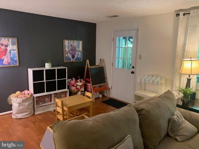 Building Photo - 9953 Valley Park Dr