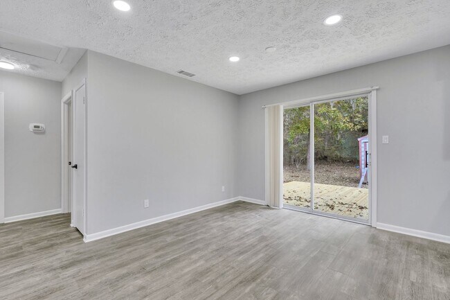 Building Photo - High End Finishes in a Quiet Residential Neighborhood