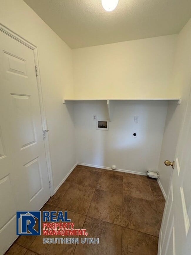 Building Photo - Single Family Home near Pine View