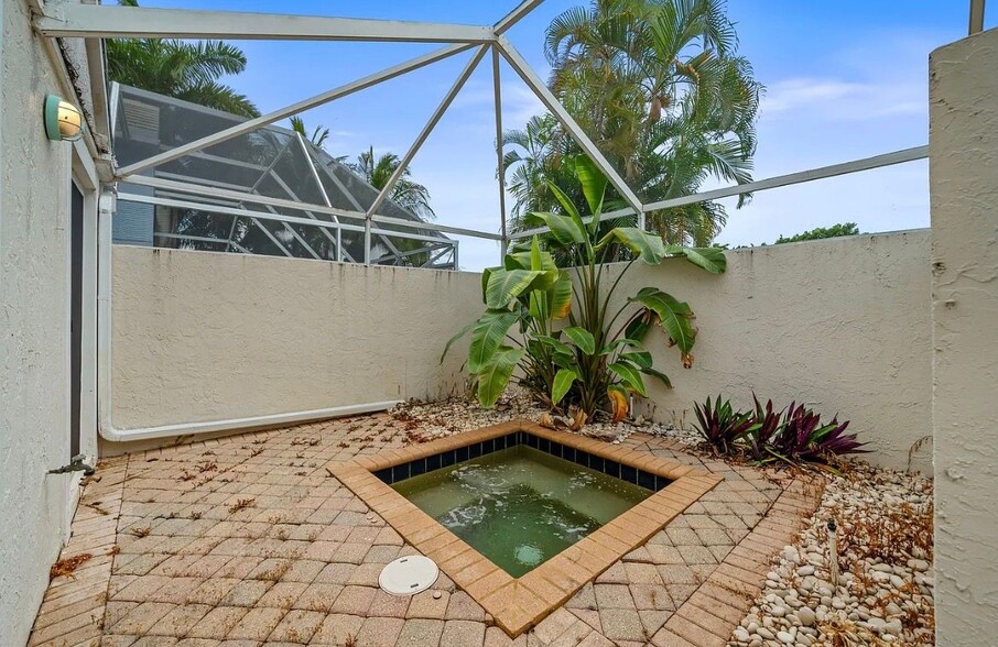 Building Photo - 9293 Heathridge Dr
