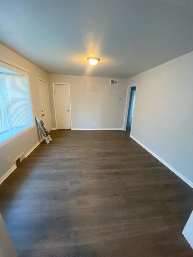 Building Photo - Available Now - Cute 3 Bedroom/1 Bath by Chamberlain Park