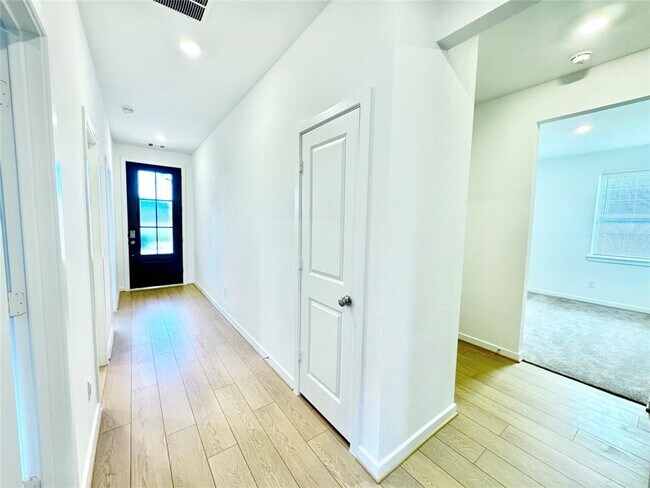 Building Photo - 21823 White Stone Creek Dr