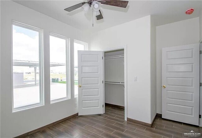 Building Photo - 18 W Sandlewood St