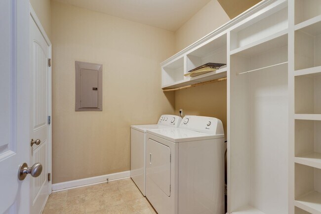 Building Photo - 4-Bed/3-Bath with Bonus Rm. in Spring Hill!