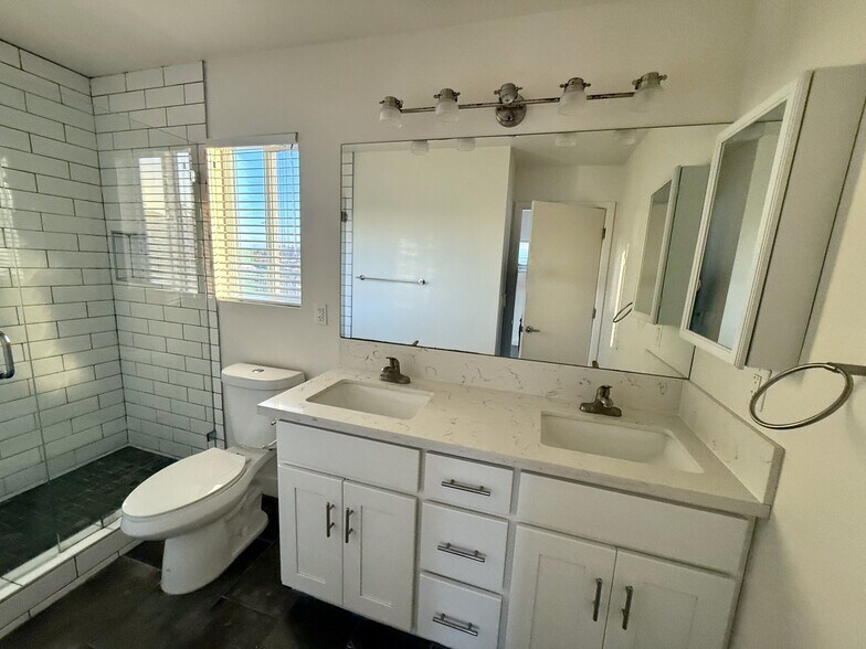 Master Bath - 3722 Florida St