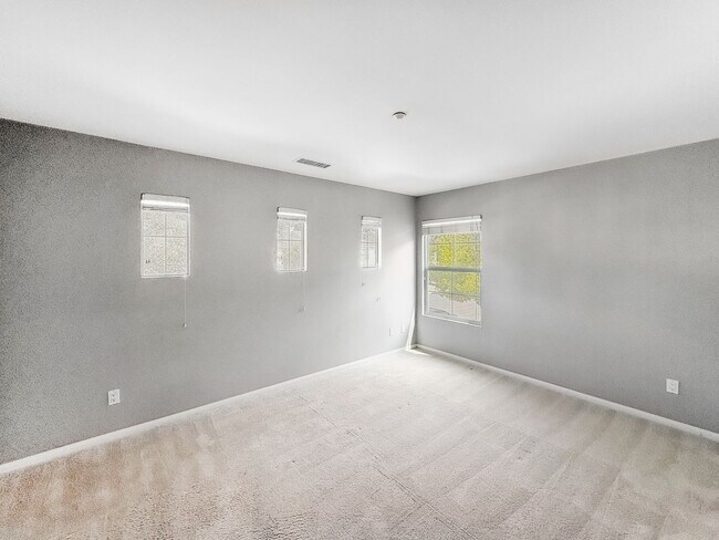 Building Photo - Stunning 4B/2.5BA House in Vista!