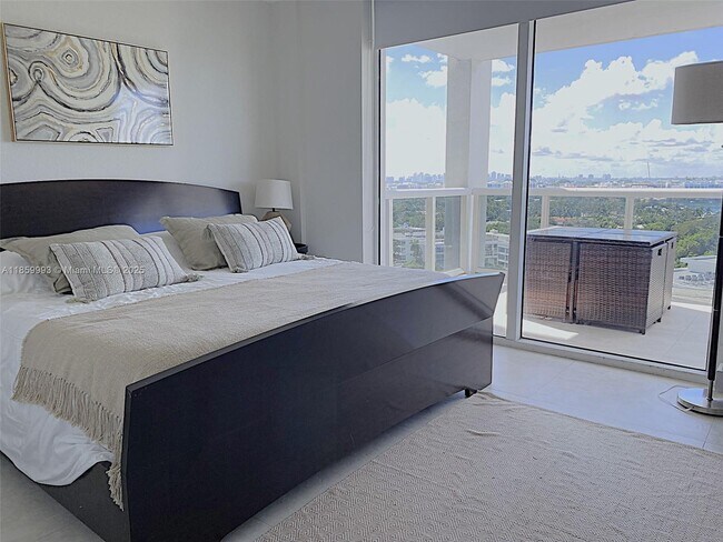 Building Photo - 10275 Collins Ave