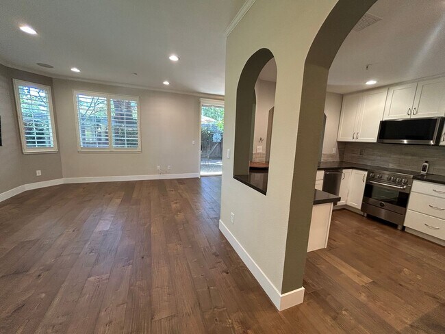 Building Photo - Beautiful 2 Bed, 2 Bath Single Story Condo...