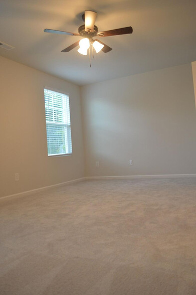 Building Photo - Room in Townhome on Southern Magnolia Dr