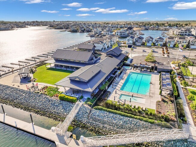 Building Photo - Waterfront Beauty