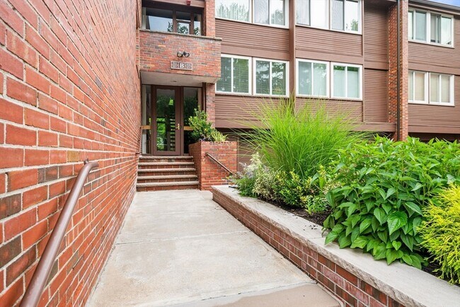 Building Photo - 241 Perkins St