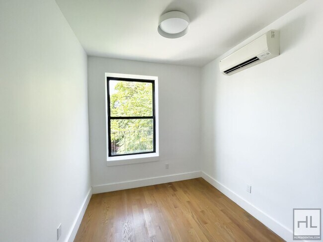 Building Photo - DEKALB AVENUE / Spacious 4-Bed 2-Bath / Gr...