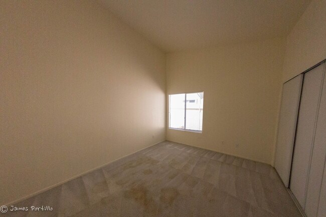 Building Photo - Summerlin area upper condo/vaulted ceiling...