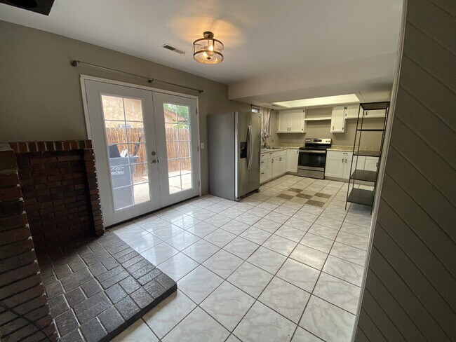 Building Photo - ***PETS ALLOWED*** 4-Bedroom home in Saint...