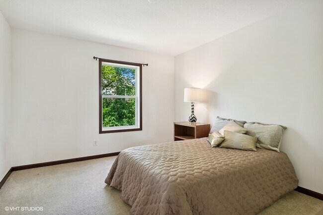 Bedroom 11.1x13ft - 4505 Yellowstone Ln N