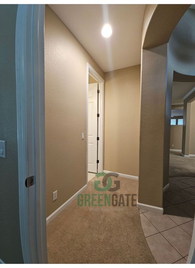Building Photo - Spacious 4 Bedroom 3 Bath in Patterson! AV...