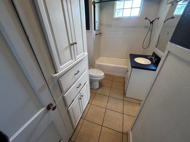 Building Photo - 826 E N 15th St